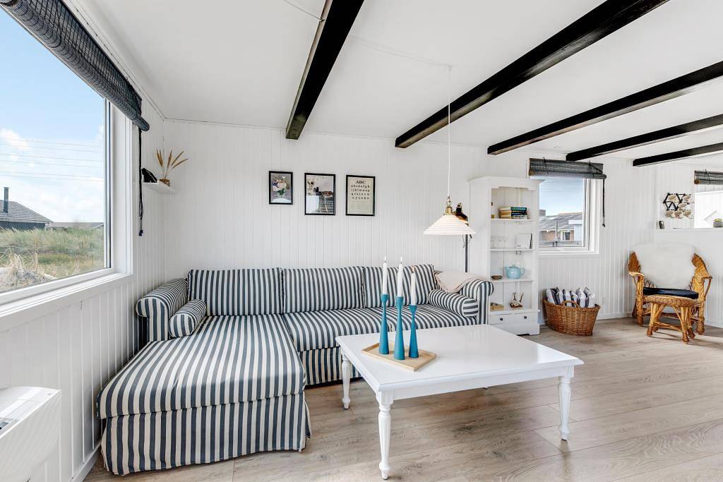 Moderne, renoveret sommerhus med brændeovn tæt på Lyngvig Fyr in Nørre Lyngvig, Hvide Sande