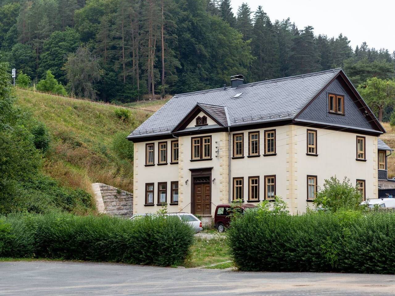 Ganze Wohnung, Komfortable Ferienwohnung in Paulinzella mit Großem Garten in Königsee-Rottenbach, Ostthüringen