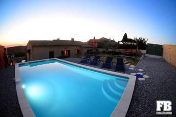 Gîte pour 6 personnes, avec terrasse ainsi que jardin et piscine dans Sentier des Ocres