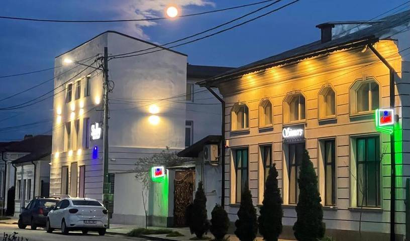 Hôtel pour 3 personnes, avec Balcon ainsi que Terrasse et Piscine dans Corabia