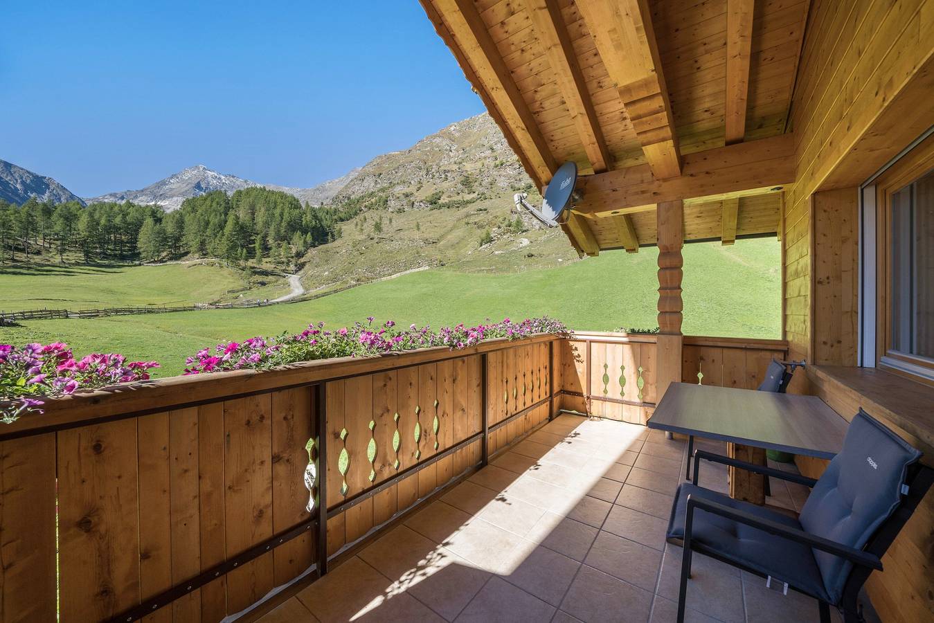 Entire apartment, Apartment "Sonnenaufgang" with Panoramic Mountain View, Balcony & Sauna in Pfelders, Moos in Passeier