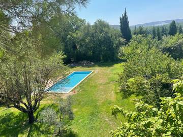 Gîte pour 2 personnes, avec jardin et vue ainsi que piscine et bassin pour enfant à Orgone