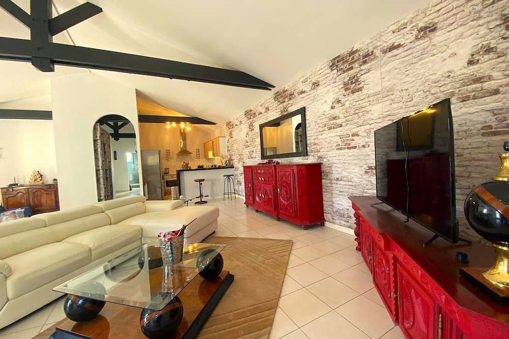 Entire apartment, Near Aix en Provence Bright Loft apartment Nice amenities in Éguilles, Aix-en-Provence region