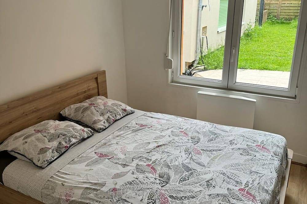 Petite dépendance dans un cadre verdoyant à proximité de Paris et de Chantilly. in Bouffémont, Val-d'Oise