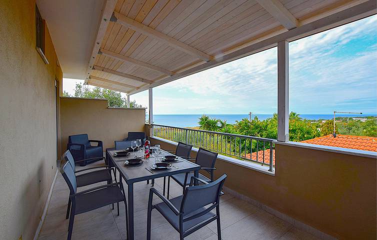 Appartamento intero, Accogliente appartamento con terrazza, Wi-Fi e parcheggio, a 900 m dalla spiaggia in Faro Capo Vaticano, Ricadi (comune)