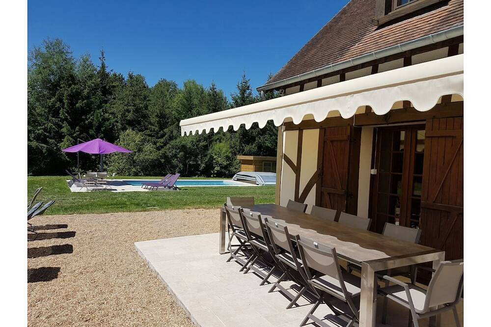 3 bedroom house and Tv lounge, private swimming pool, 50 ha forest, ponds, tennis court in Fontaines-en-Sologne, Sologne