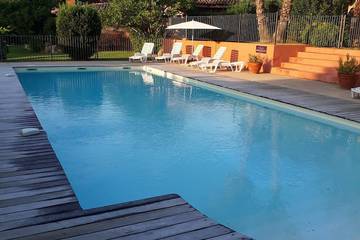 Location de vacances pour 6 personnes, avec jacuzzi et terrasse ainsi que jardin et piscine, animaux acceptés dans Sainte-Lucie de Porto-Vecchio