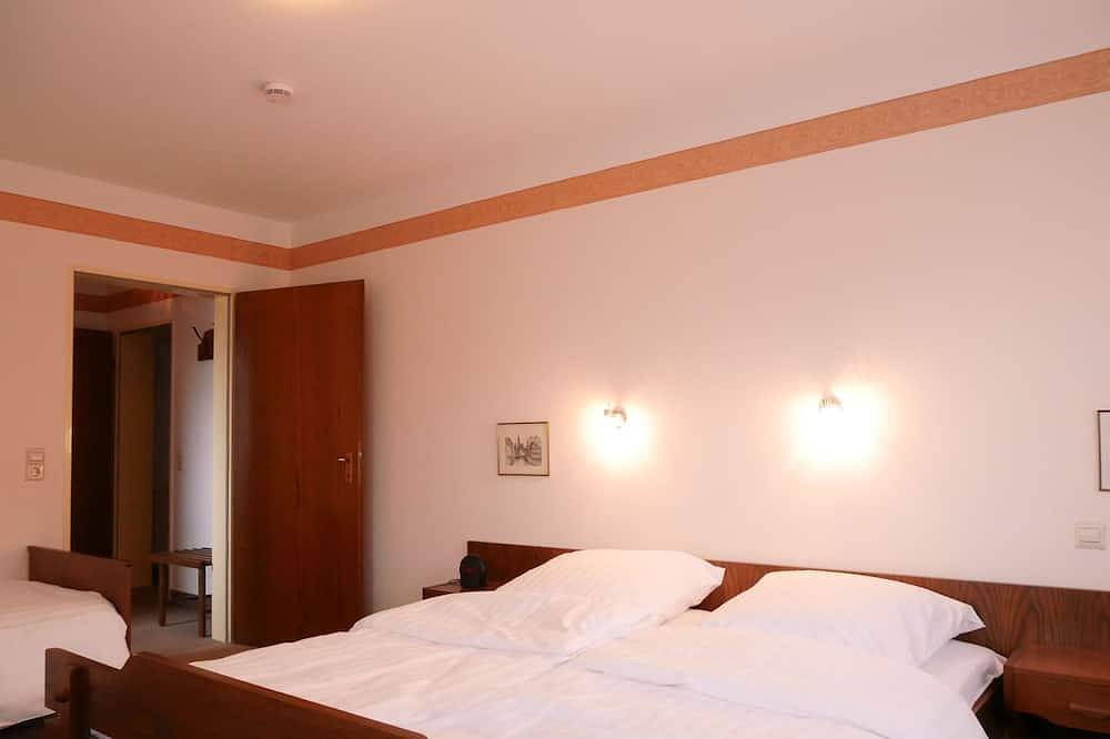 Apartamento inteiro, Triple room with shower and Wc in Buhlertal, Central Black Forest