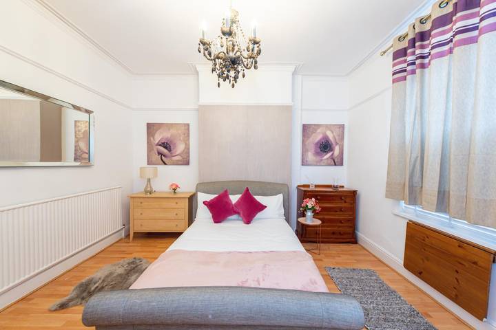 Holiday home for 10 people in Liverpool
