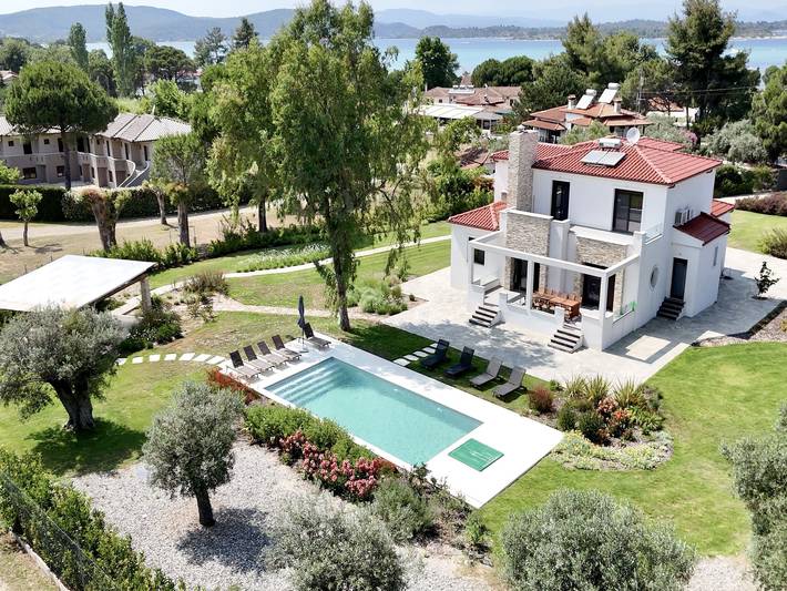 Villa für 14 Personen, mit Balkon/Terrasse und Garten sowie Ausblick in Chalkidiki