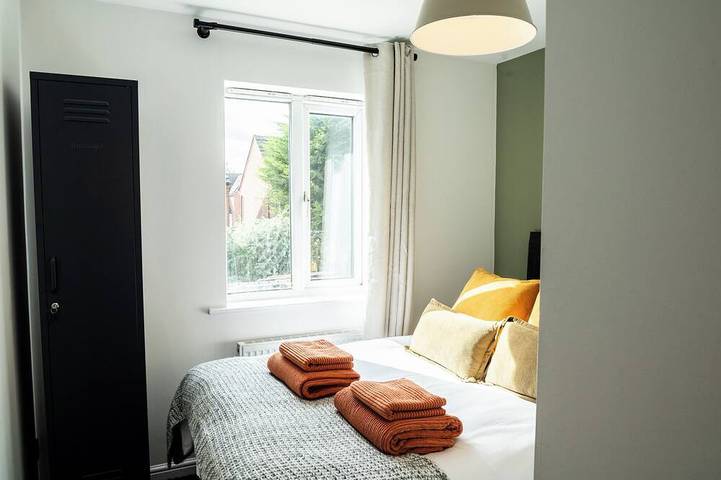 Charming Family Home, near Mcr Airport, Wythenshawe Hospital, 3 bed, 2.5 Bath in Manchester, Greater Manchester