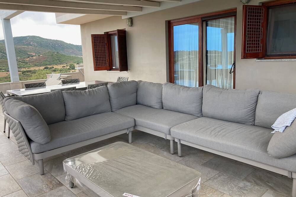 Appartamento intero, Vista stupenda vicino alla spiaggia con grande veranda panoramica casa Molara in Porto Taverna, Loiri Porto San Paolo