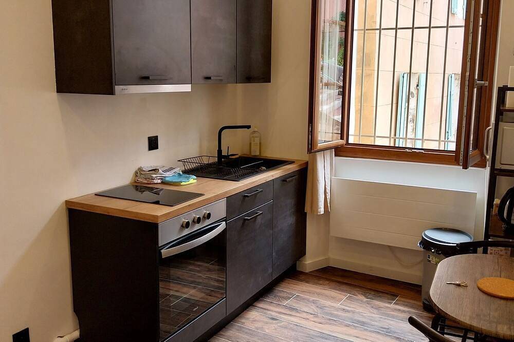 Entire apartment, Quiet, brand-new studio in old town center in Aubagne, Marseille region