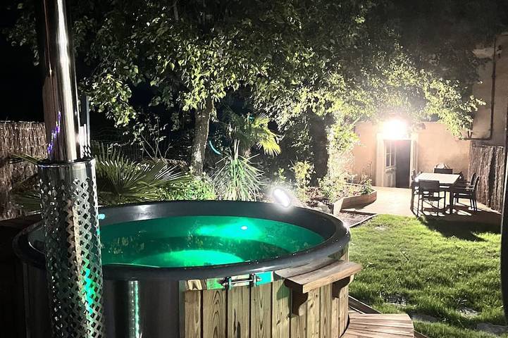 Location de vacances pour 6 personnes, avec jacuzzi dans l' Ain