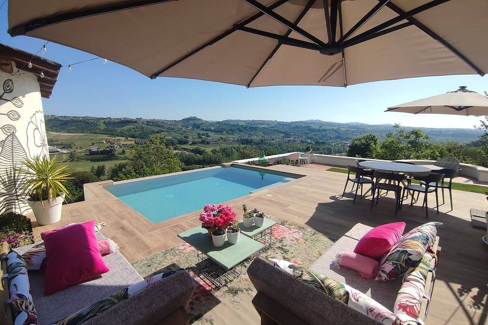 Luxury home, private pool&hot tub,home theater. Amazing views day and night! in Penne, Provincia di Pescara