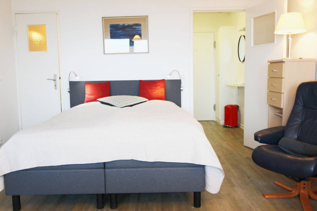 Ganze Wohnung, Ein-Zimmer-Appartement mit traumhaftem Meerblick direkt am Strandübergang in Wenningstedt, Sylt