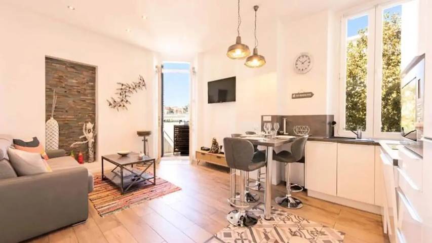 Gîte pour 7 personnes, avec balcon dans Gare De Cannes