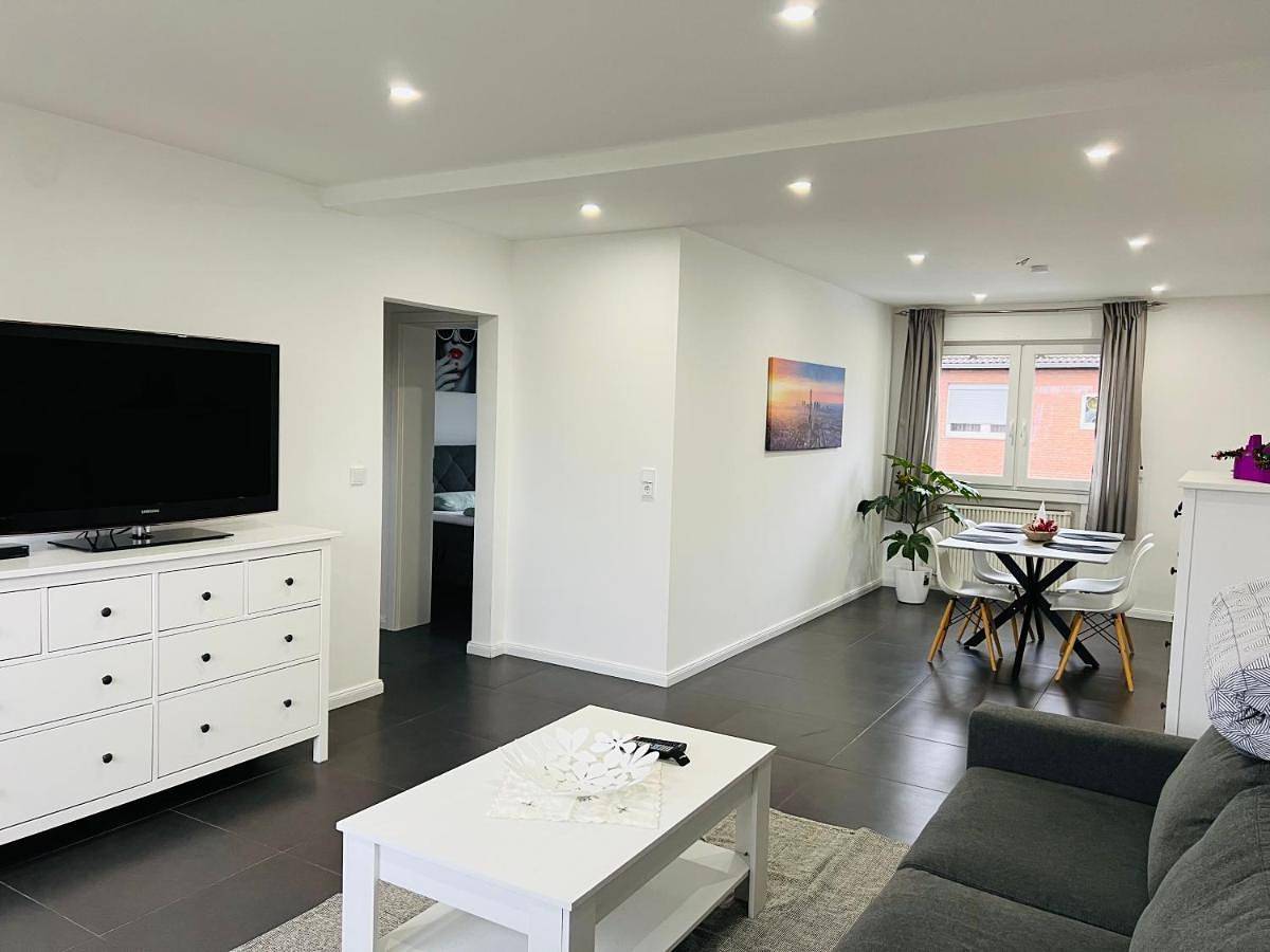 Ganze Wohnung, Elegante Apartment in Erftstadt mit Balkon, Zentral, Bahnhof nah, Phantasialand Brühl bei Cologne in Liblar, Erftstadt