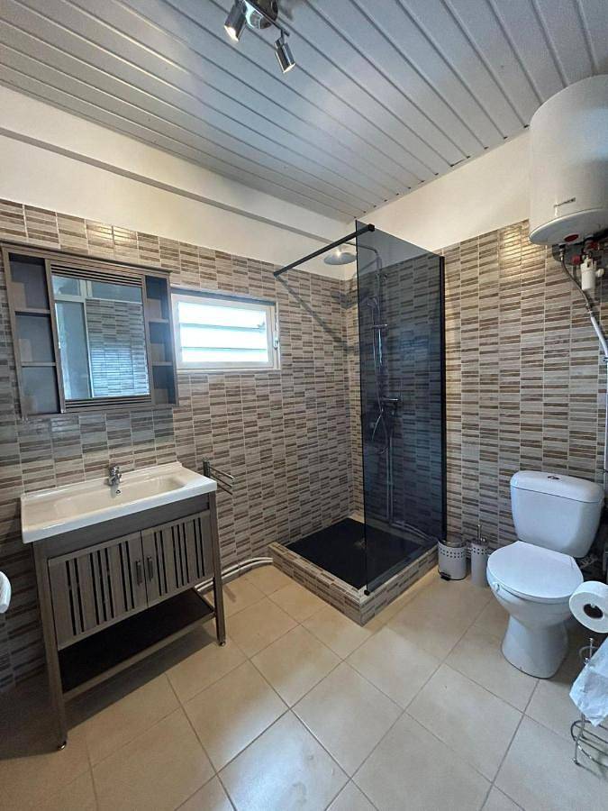 Gîte pour 3 personnes, avec vue et piscine ainsi que terrasse et jardin à Kourou - 3