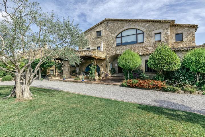 Country House 'El Mirador Rural De Can Gat Vell' with Mountain View, Wi-Fi and Air Conditioning in Llampaies, Saus, Camallera i Llampaies