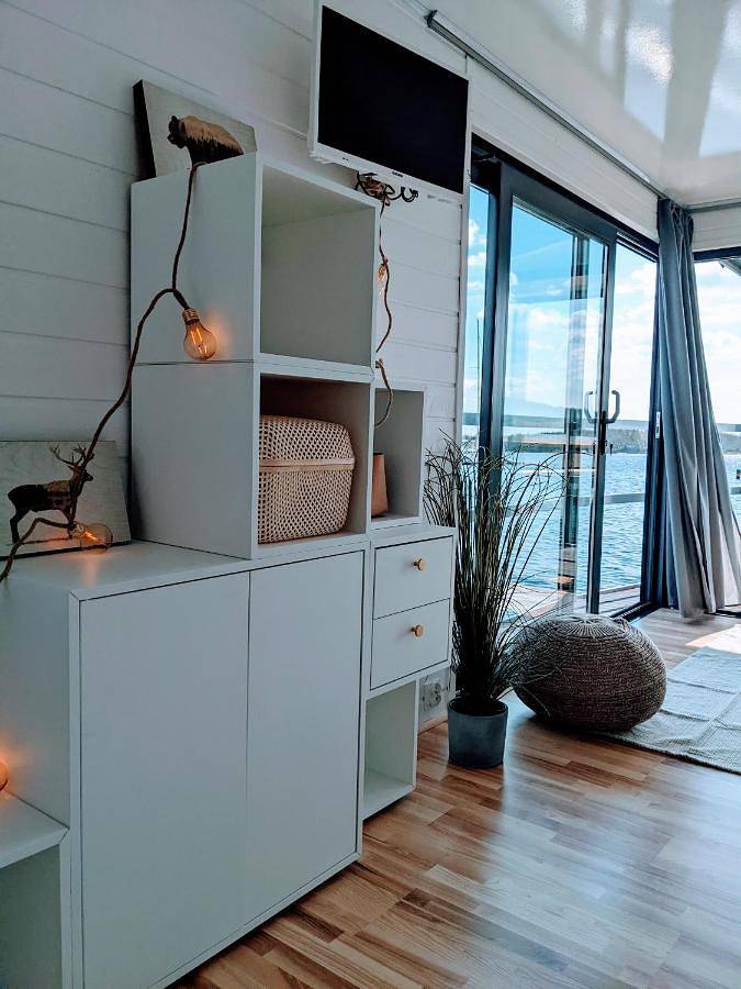 Boot für 4 Personen, mit Terrasse und Seeblick sowie Ausblick in Schweden