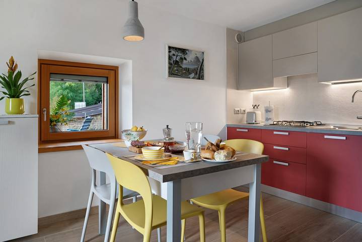 Entire studio, Studio Apartment 'Maso Plocech App Vacanze' with Lake View, Private Garden and Wi-Fi in Spiaggia del lago di Canzolino, Pergine Valsugana