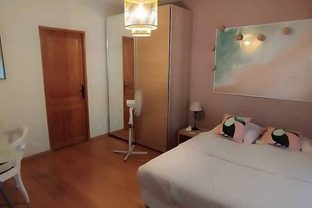 Large villa on beautiful wooded grounds in Entraigues-sur-la-Sorgue, Vaucluse