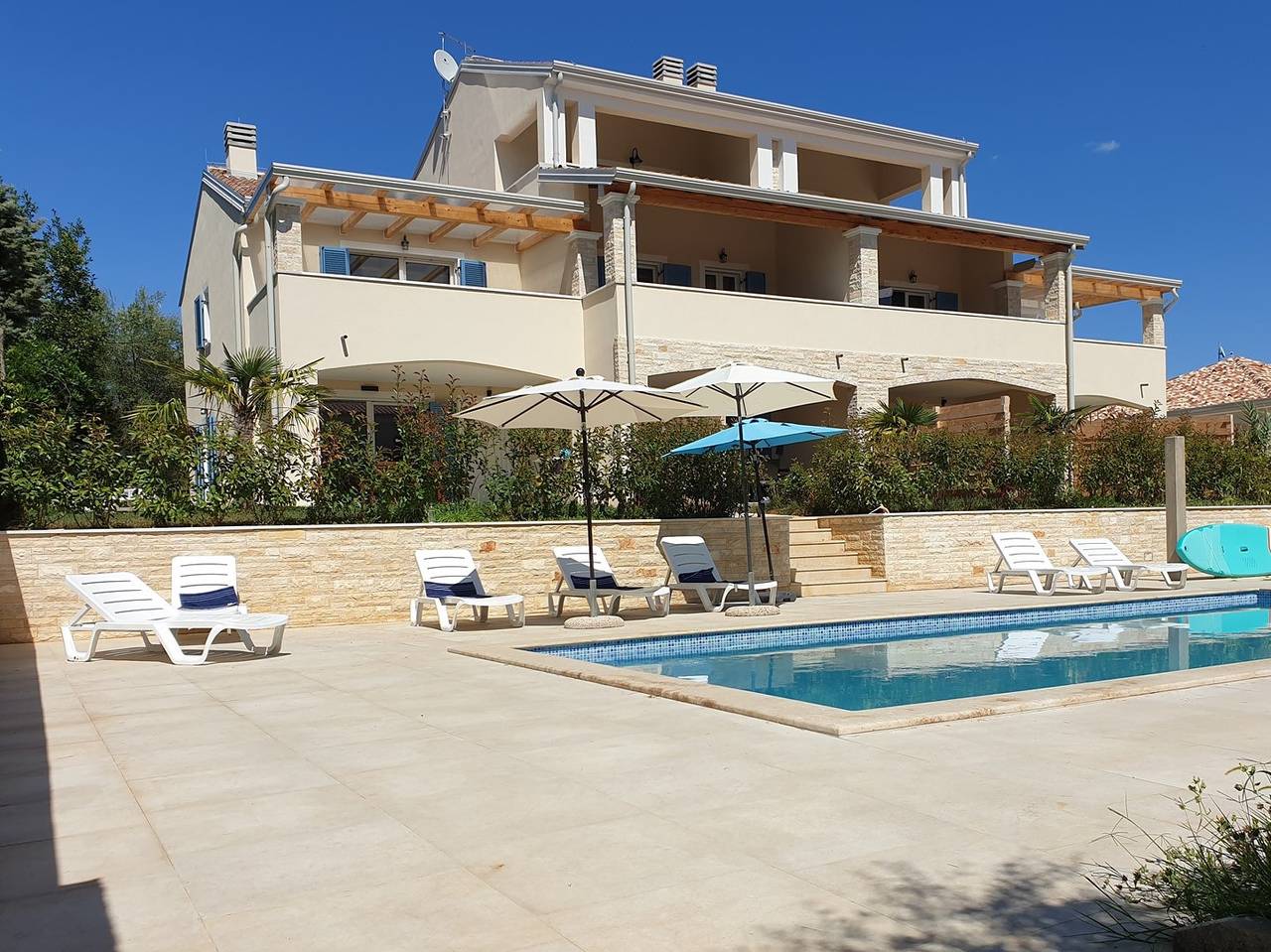 Schönes Apartment mit 2 Schlafzimmern und Gemeinschaftspool
 in Lovrecica, Umag und Umgebung
