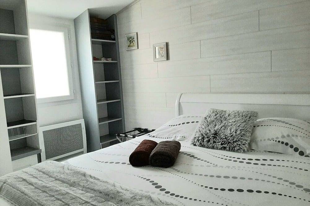 Tourves, kleines unabhängiges Haus, ruhig, sauber, Schwimmbad, Grill, Wifi. Clim. in Tourves, Brignoles Region