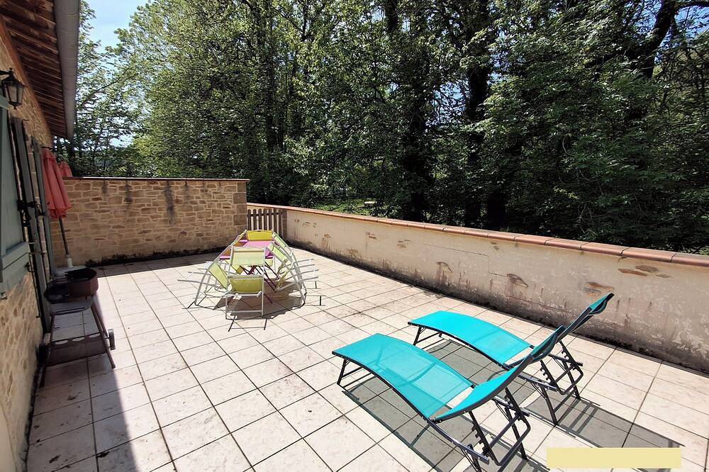 Entire apartment, Complete 1-bedroom accommodation, large lakeside terrace in Mazamet, Castres region