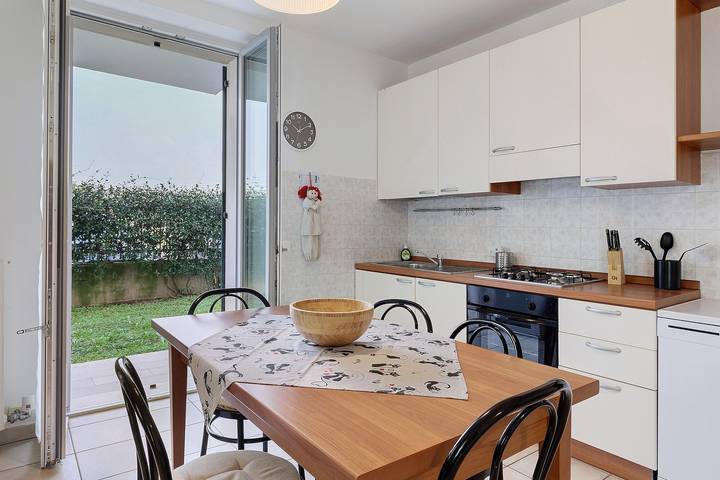 Entire apartment, Apartment 'Luna' with Shared Terrace, Wi-Fi and Air Conditioning in Villafranca di Verona, Verona Province