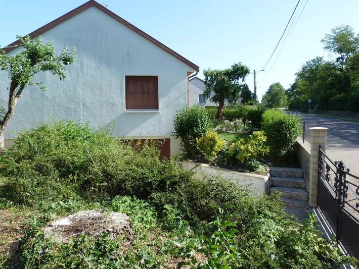 Location de vacances pour 4 personnes, avec Terrasse ainsi que Jardin et Vue dans Lacanche
