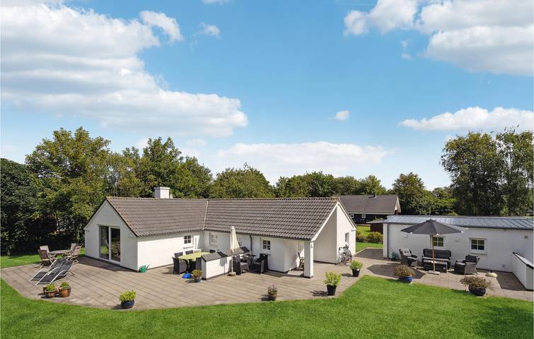 Ferienhaus für 8 Personen, mit Garten und Sauna sowie Terrasse und Whirlpool, mit Haustier