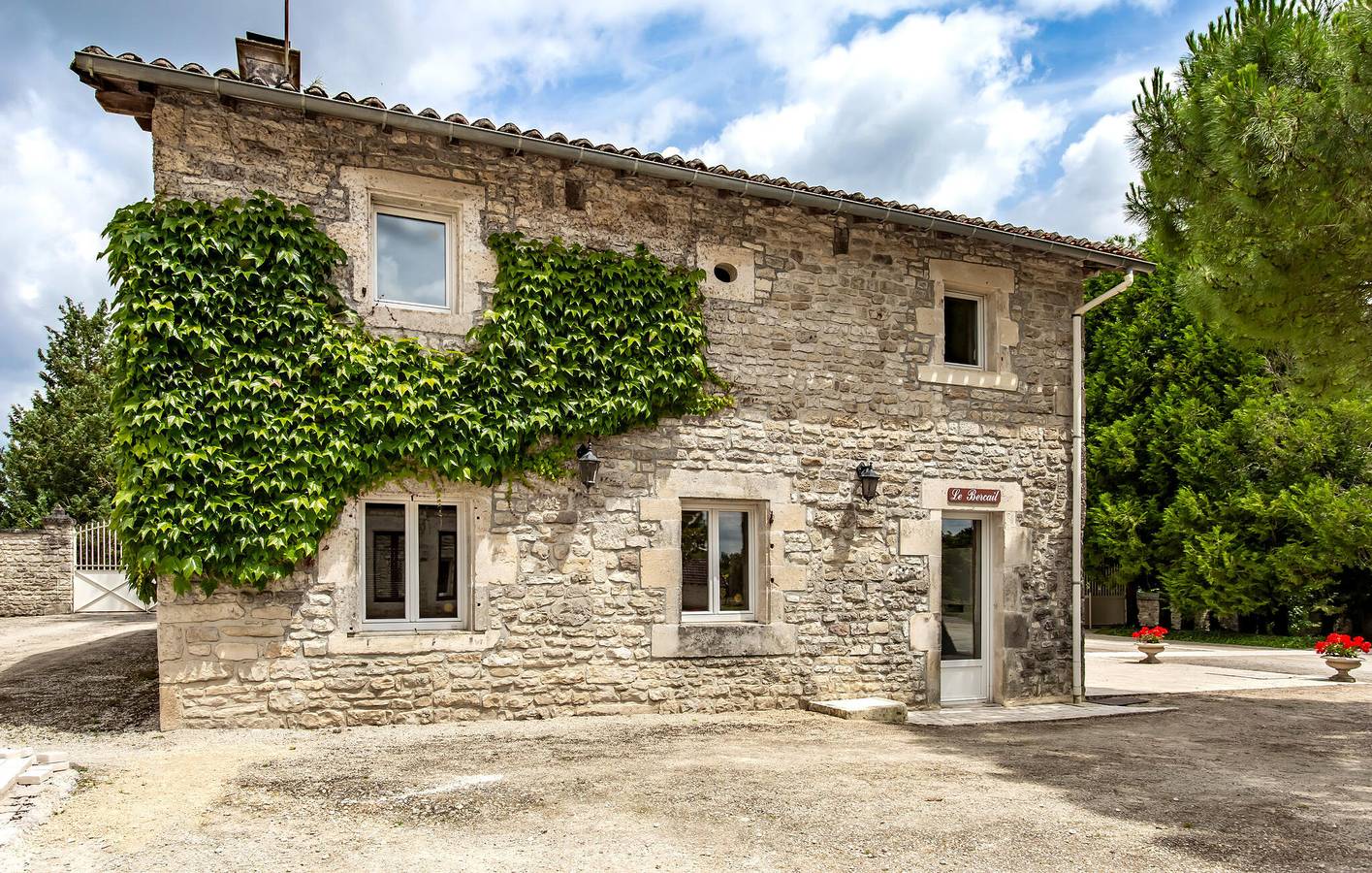 Modern appartement met zwembad en parkeerplaats - TV inbegrepen in Lonnes, Charente