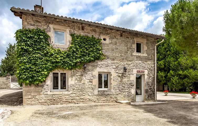 Location de vacances pour 8 personnes, avec piscine ainsi que jardin et terrasse dans Lonnes