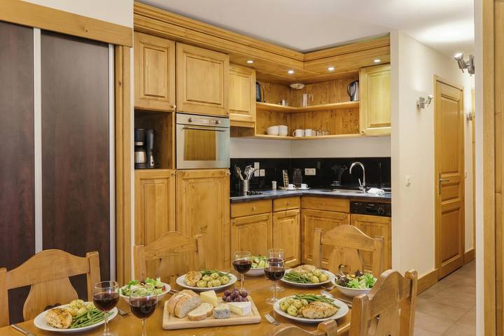 Entire apartment, V Balme 02: Beside Ski Lift; Pool, Sauna & Gym in Vallorcine, Bonneville region