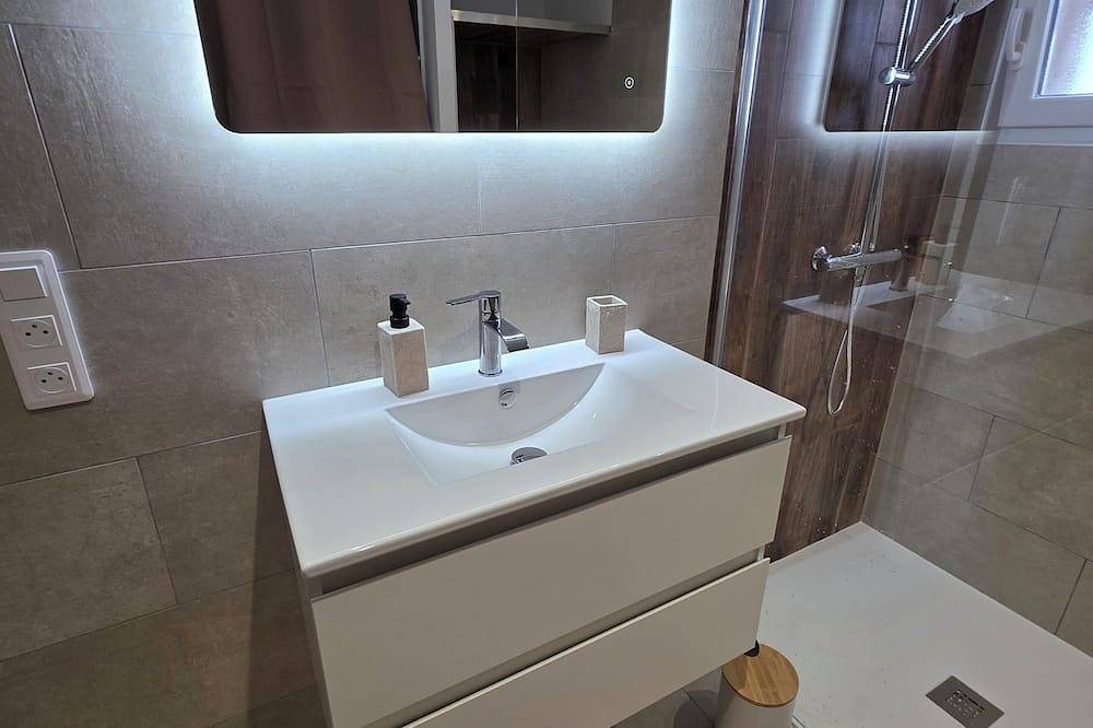 Entire apartment, Bas de villa 5 min from the sea in Venzolasca, Corte region