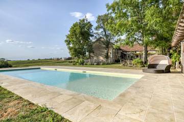 Cottage pour 18 personnes, avec terrasse et jardin à Puylagarde