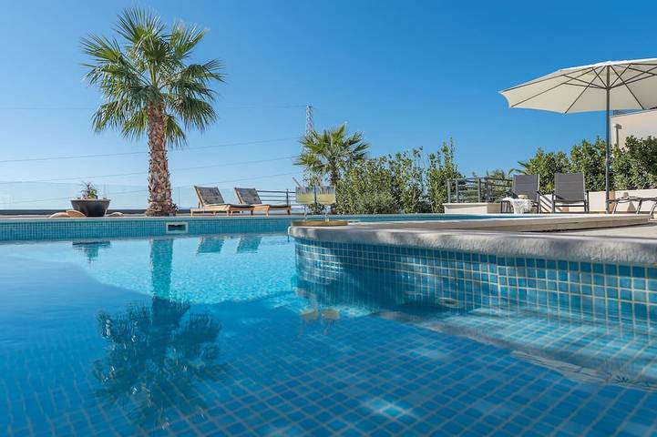 Ferienhaus für 10 Personen, mit Balkon und Whirlpool sowie Garten und Sauna in Makarska