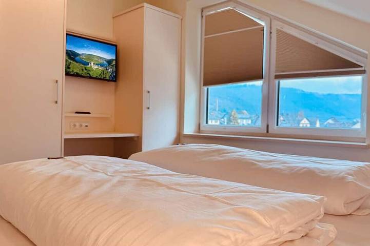 Ferienwohnung für 5 Personen, mit Sauna und Balkon sowie Pool in Ellenz-Poltersdorf