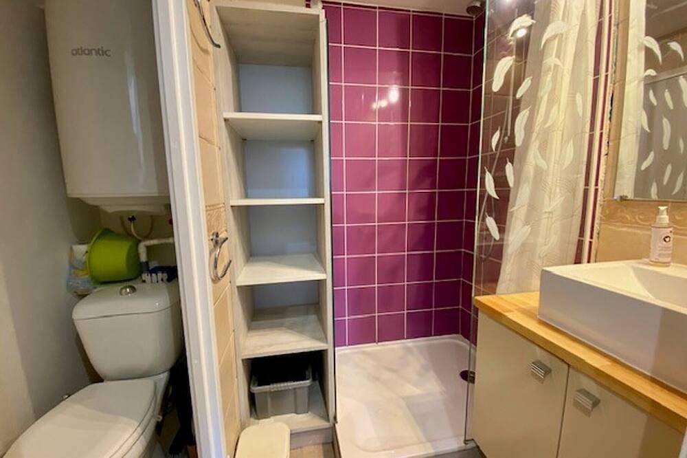 Entire apartment, Holiday home with pool and parking in Loupian in Loupian, Côte d'Améthyste