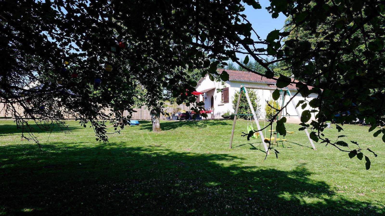 Maison de vacances 'Gîte Saint Pardoux L'ortigier' avec terrasse privée, jardin privé et Wi-Fi in Saint-Pardoux-l'Ortigier, Région de Brive-la-Gaillarde