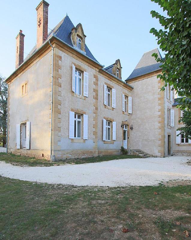 Location de vacances pour 18 personnes, avec terrasse ainsi que vue et piscine à Excideuil - 3