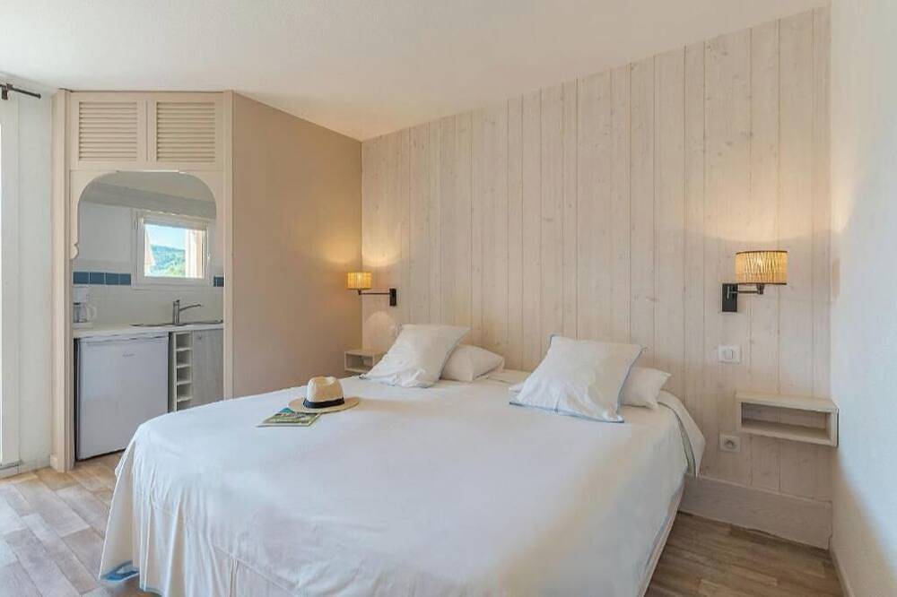 Appartement entier, Résidence Les Grands Pins ***  à deux pas du centre ville et du Spa des thermes in Gréoux-les-Bains, Parc naturel régional du Verdon