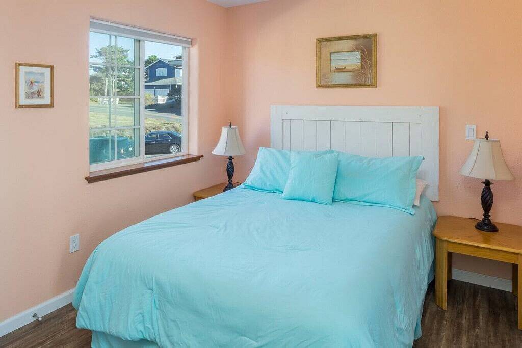 Ganze Wohnung, Zwei Schlafzimmer im Obergeschoss Wohnung mit Wifi, Kamin, Küche, Balkon in Oceanlake, Lincoln City