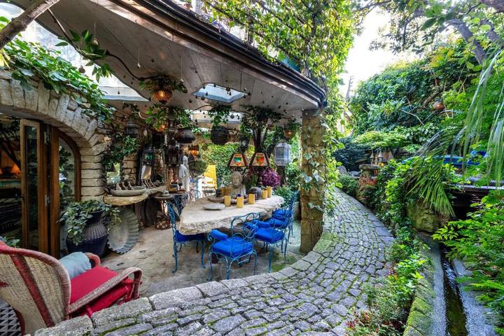 Location de vacances pour 2 personnes, avec Terrasse ainsi que Jardin et Piscine à Goult