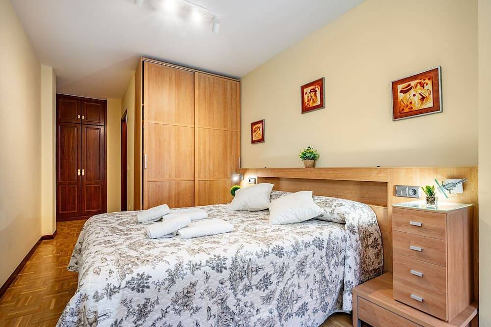 Entire apartment, Apartment 'La Vera Del Sella' with Mountain Views and Wi-Fi in Cangas de Onís, Asturias Province