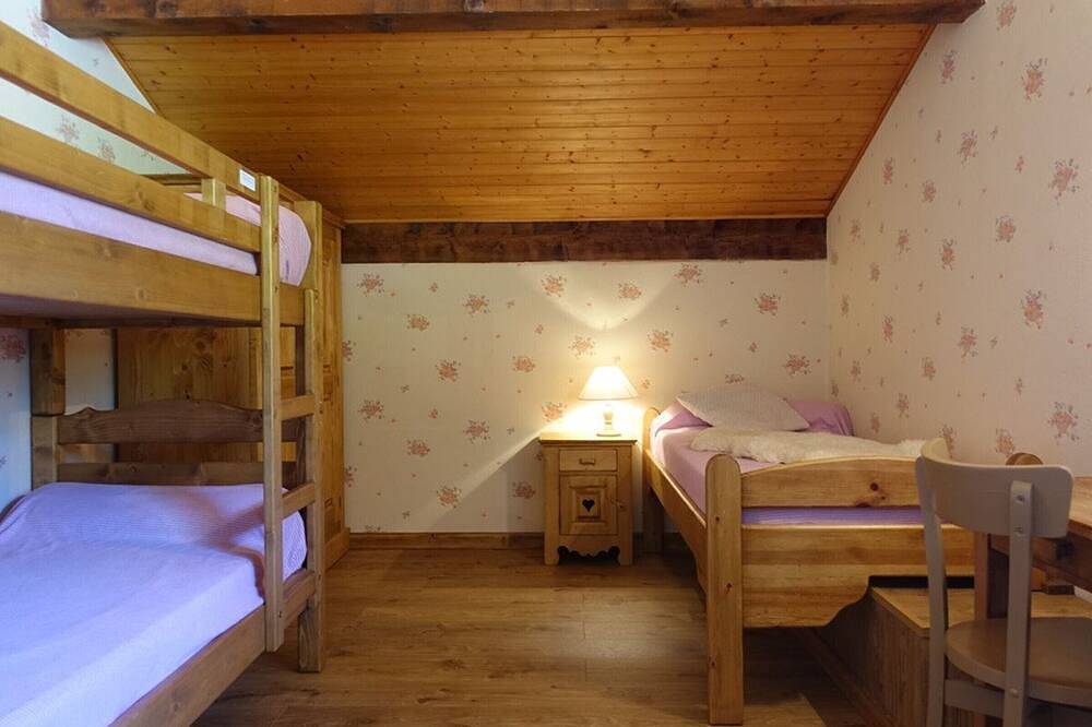 Entire apartment, Large family apartment at the foot of the slopes for 8 people in Arêches, Beaufort (Rhône-Alpes)