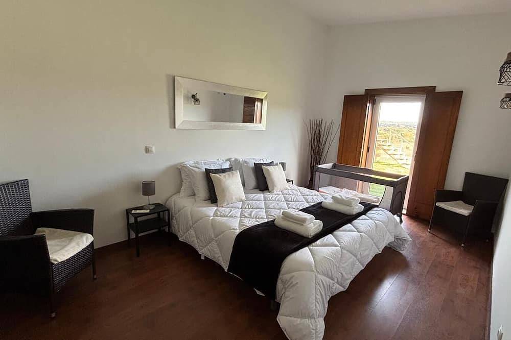 Pouso Du’Vagar is located in Cuba (Baixo Alentejo). The house is a spacious V4. in Cuba, Beja Distrikt