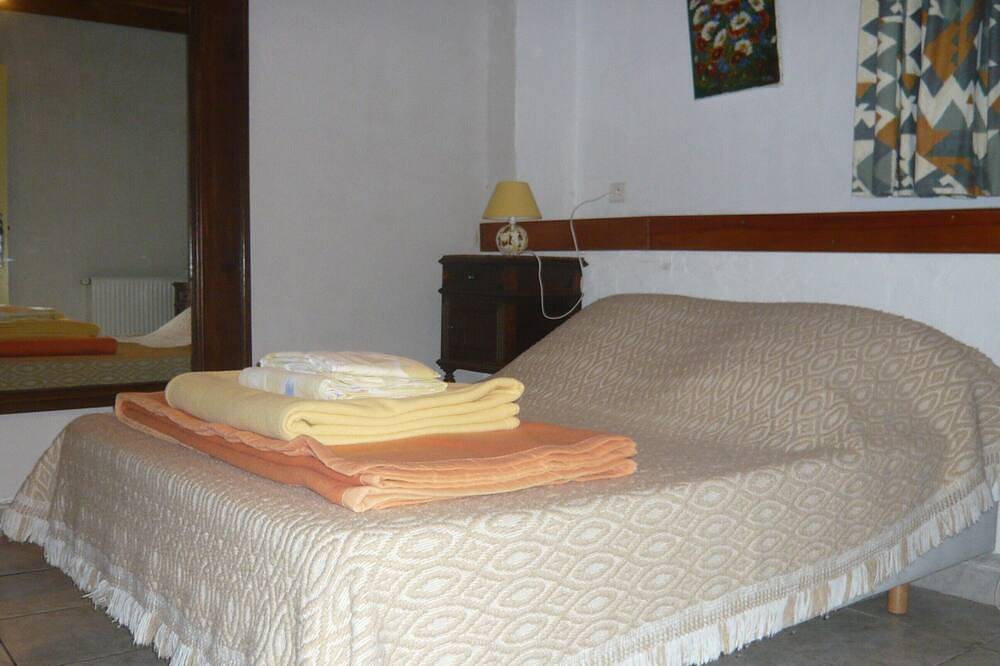 Gîte Jaune - Maison sur propriété de 5 ha, piscine, sauna, animaux, in Osse-en-Aspe, Béarn